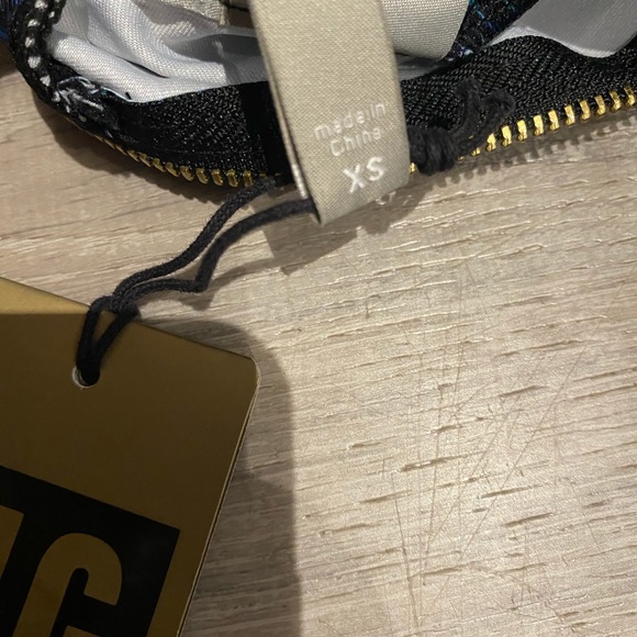 Brand new limited edition bench work out shirt - Picture 4 of 6